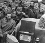 Durch den Rundfunk mit der Heimat verbunden. Auf der Strasse nach Warschau. Die neuesten Nachrichten werden am Rundfunkapparat gehört. 5.10.39 E 5288 Durch den Rundfunk mit der Heimat verbunden. Auf der Strasse nach Warschau. Die neuesten Nachrichten werden am Rundfunkapparat gehört. 5.10.39 E 5288